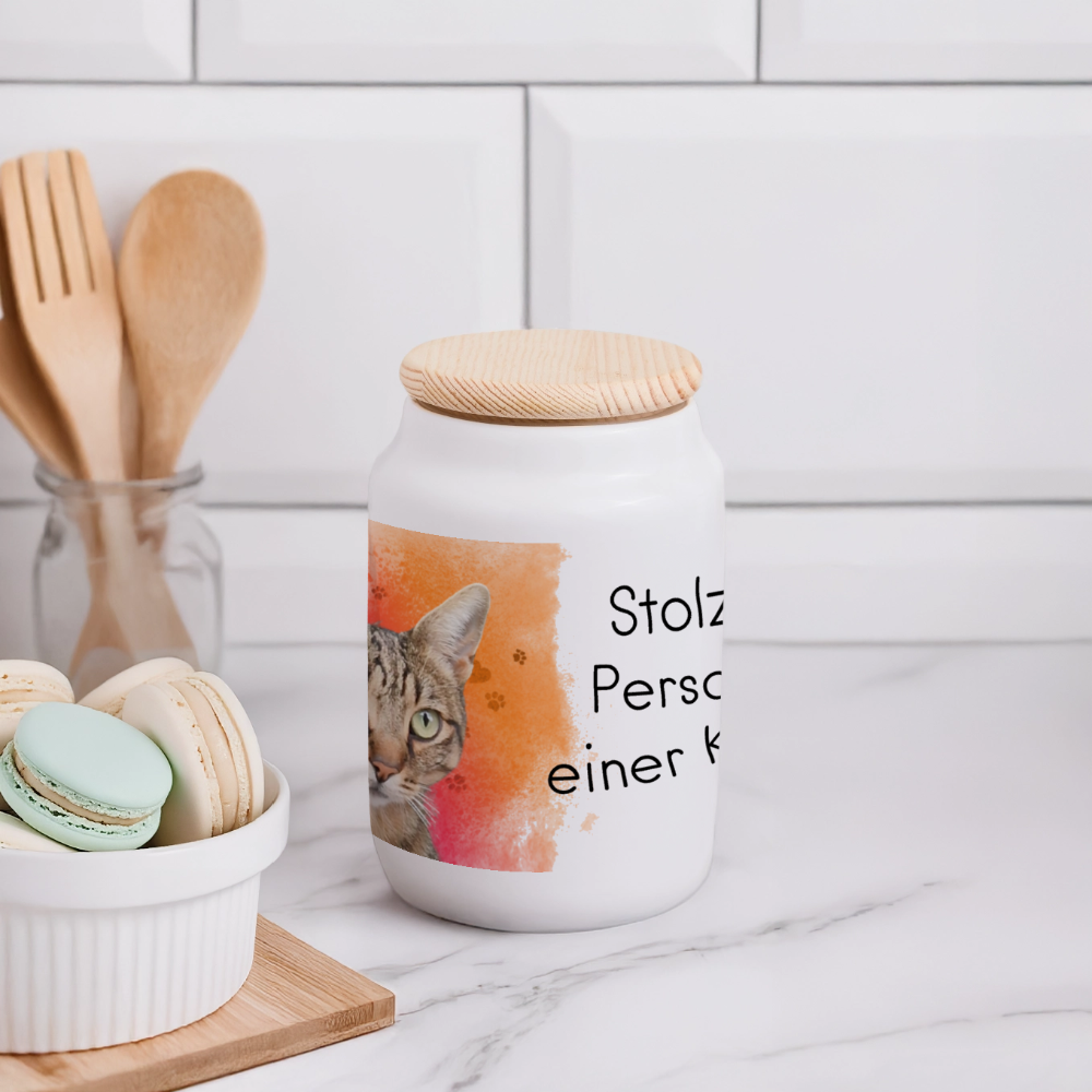 LiNBW. Leckerlidose aus Keramik  mit Holzdeckel Stolzes Personal einer Katze - Weiß