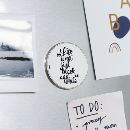 Magnet „Life is not just black and white“ – Inspirierendes Statement für deinen Alltag - Weiß