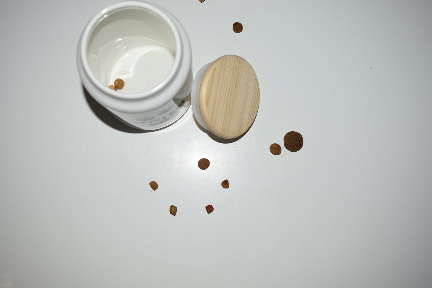 LiNBW. Leckerlidose aus Keramik  mit Holzdeckel Dalmatiner "Pfoten weg, meine Leckerlies"