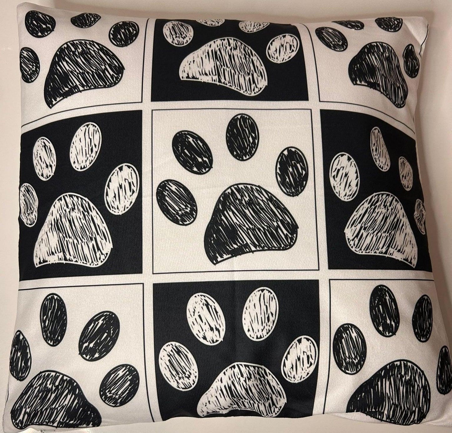 LiNBW. Kissenbezug Tierpfoten-Print 45 x45 cm - LiNBW. - LIFE IS NOT JUST BLACK AND WHITE