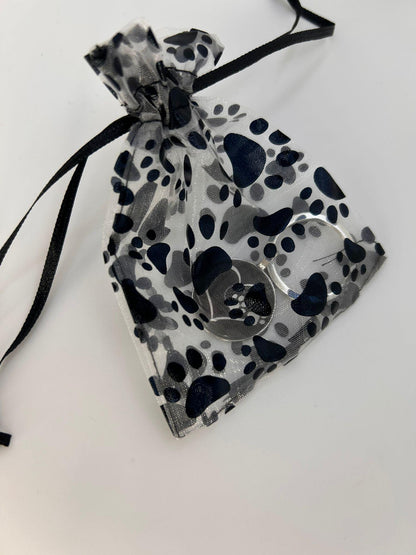 LinBW. Schlüsselanhänger Herz mit Pfotenabdruck (mit Geschenkverpackung) - LiNBW. - LIFE IS NOT JUST BLACK AND WHITE