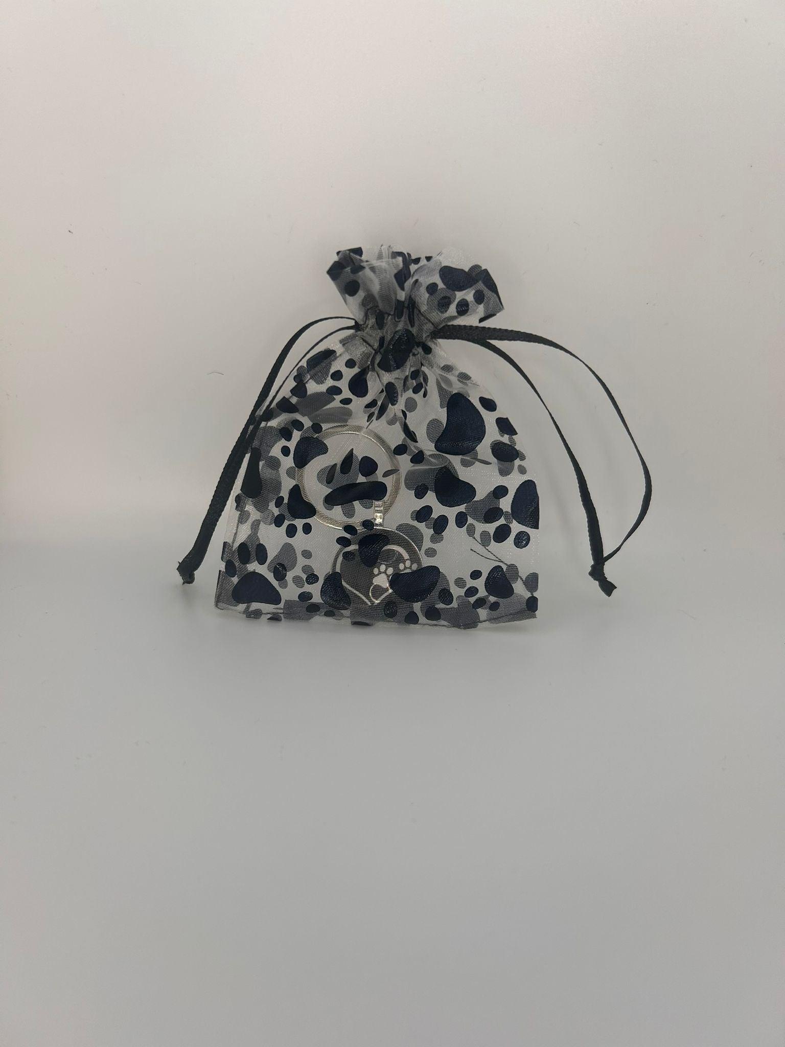 LinBW. Schlüsselanhänger Herz mit Pfotenabdruck (mit Geschenkverpackung) - LiNBW. - LIFE IS NOT JUST BLACK AND WHITE