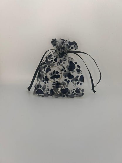 LinBW. Schlüsselanhänger Herz mit Pfotenabdruck (mit Geschenkverpackung) - LiNBW. - LIFE IS NOT JUST BLACK AND WHITE