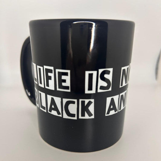 Keramiktasse 325 ml – Robuste Tasse für Kaffee & Tee (Black) - LiNBW. - LIFE IS NOT JUST BLACK AND WHITE
