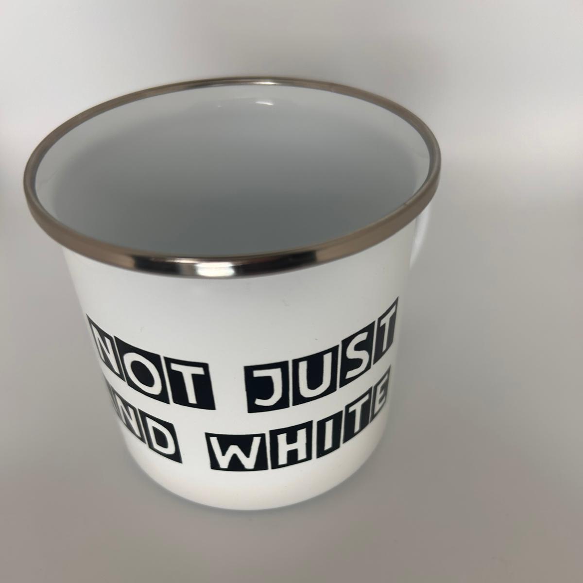 Emaille-Tasse im Retro-Look – Robuster Vintage-Becher mit Edelstahlrand (300 ml) - LiNBW. - LIFE IS NOT JUST BLACK AND WHITE