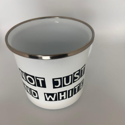 Emaille-Tasse im Retro-Look – Robuster Vintage-Becher mit Edelstahlrand (300 ml) - LiNBW. - LIFE IS NOT JUST BLACK AND WHITE