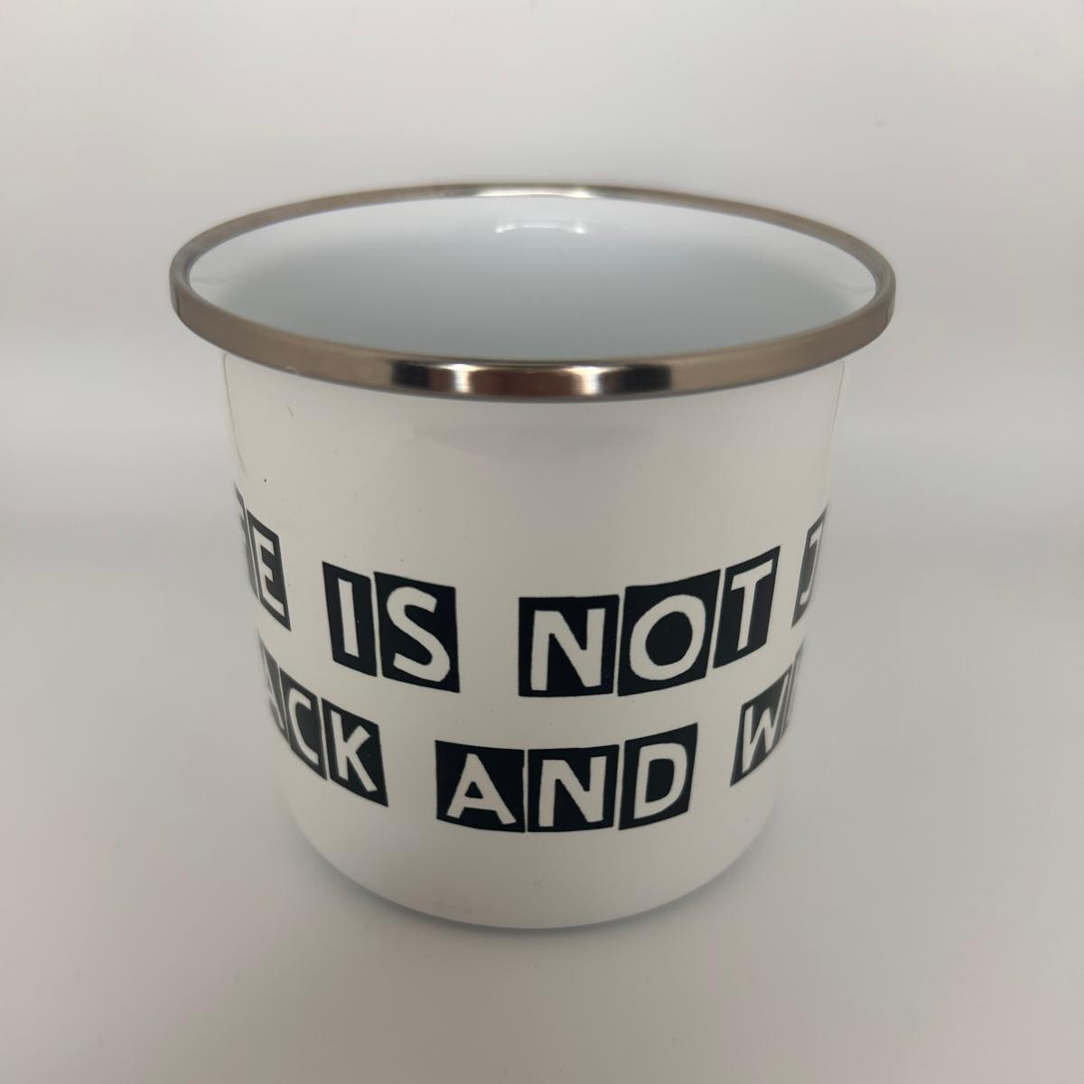 Emaille-Tasse im Retro-Look – Robuster Vintage-Becher mit Edelstahlrand (300 ml) - LiNBW. - LIFE IS NOT JUST BLACK AND WHITE