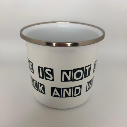 Emaille-Tasse im Retro-Look – Robuster Vintage-Becher mit Edelstahlrand (300 ml) - LiNBW. - LIFE IS NOT JUST BLACK AND WHITE