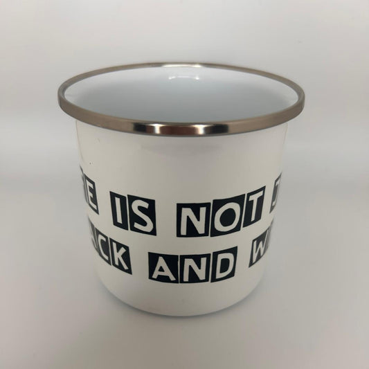Emaille-Tasse im Retro-Look – Robuster Vintage-Becher mit Edelstahlrand (300 ml) - LiNBW. - LIFE IS NOT JUST BLACK AND WHITE
