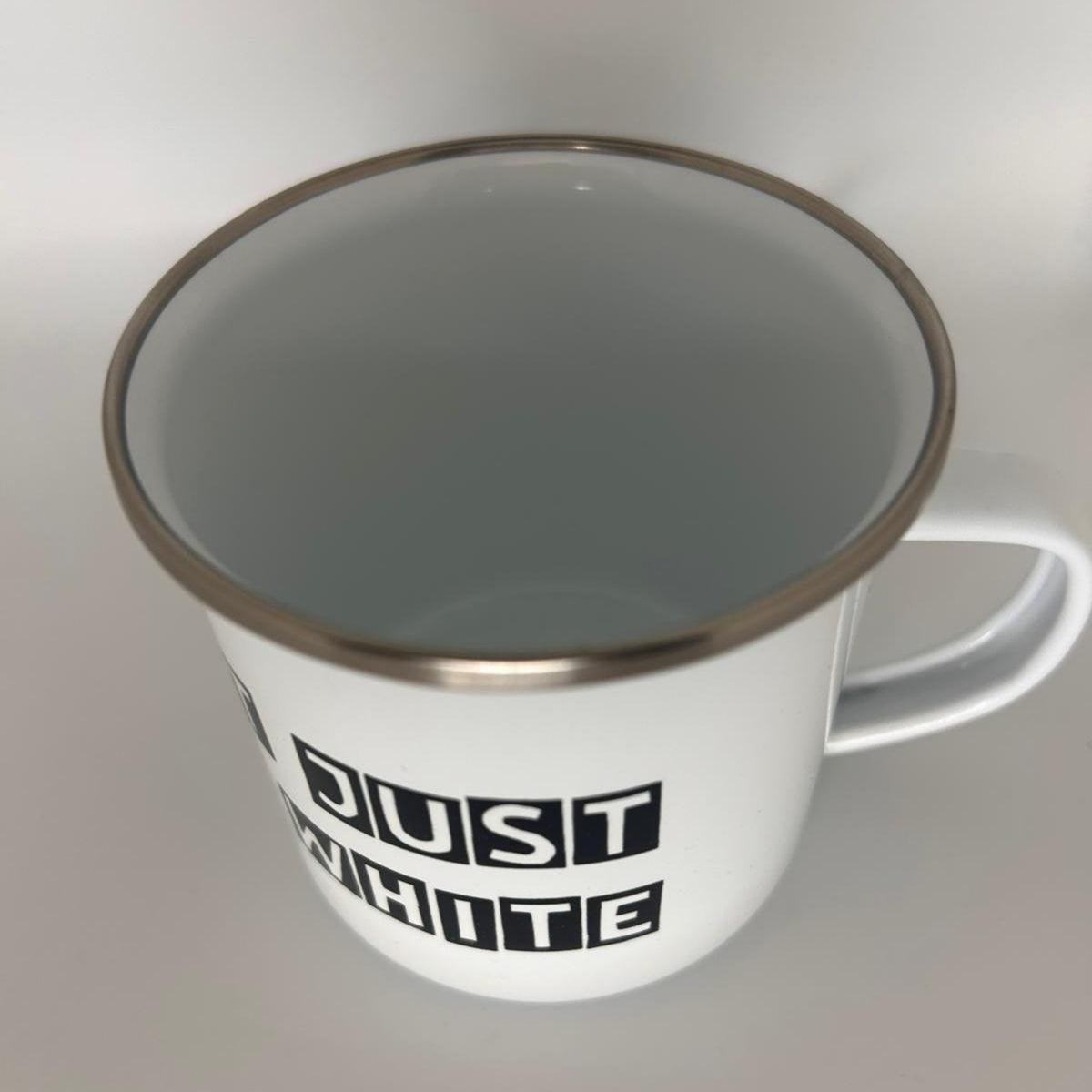 Emaille-Tasse im Retro-Look – Robuster Vintage-Becher mit Edelstahlrand (300 ml) - LiNBW. - LIFE IS NOT JUST BLACK AND WHITE