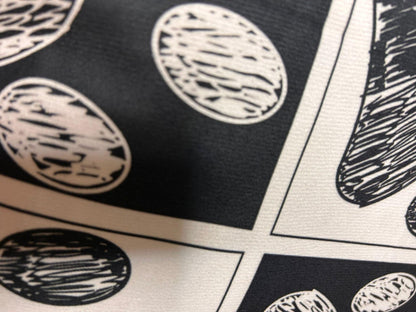 LiNBW. Kissenbezug Tierpfoten-Print 45 x45 cm - LiNBW. - LIFE IS NOT JUST BLACK AND WHITE