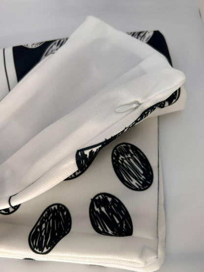 LiNBW. Kissenbezug Tierpfoten-Print 45 x45 cm - LiNBW. - LIFE IS NOT JUST BLACK AND WHITE