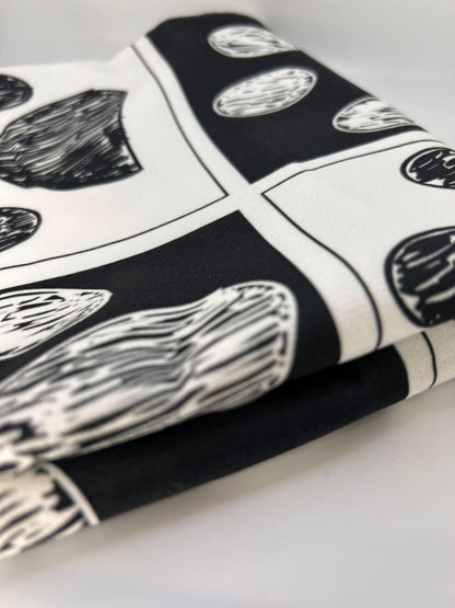 LiNBW. Kissenbezug Tierpfoten-Print 45 x45 cm - LiNBW. - LIFE IS NOT JUST BLACK AND WHITE