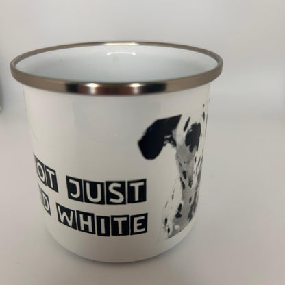 Dalmatiner Emaille-Tasse im Retro-Look – Robuster Vintage-Becher mit Edelstahlrand (300 ml) - LiNBW. - LIFE IS NOT JUST BLACK AND WHITE